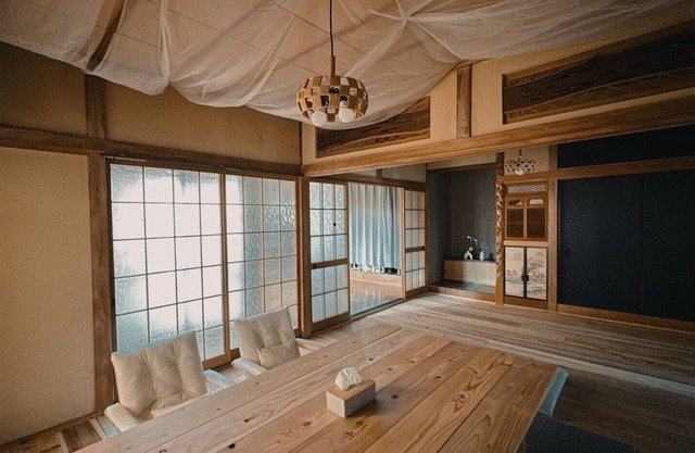 One-unit rental: A modern Japanese-style old minka house full of historical value. 4 minutes to the station and the sea. Pets are allowed! Popular fishing spot. Double bed & Japanese style bed, long term available.