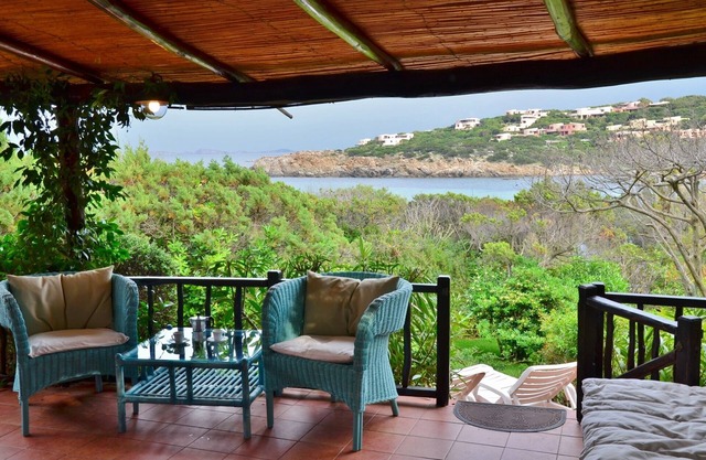 Only a few steps away from the beach, sea view, private garden, parking, wifi