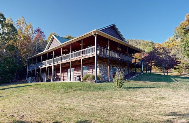 Open Concept 4 Bedroom Log Home with Awesome Mountain Views - SEE VIDEO TOUR