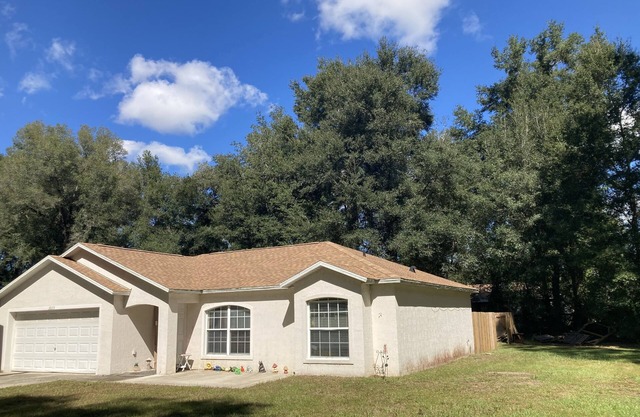 Open concept floorplan home on corner lot next to The Villages and Ocala Florida