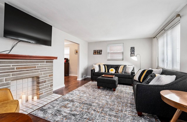 Open Floor 3-Bedroom Home⭐️15min to Dtwn🚗Private Garage🫃Kids Friendly
