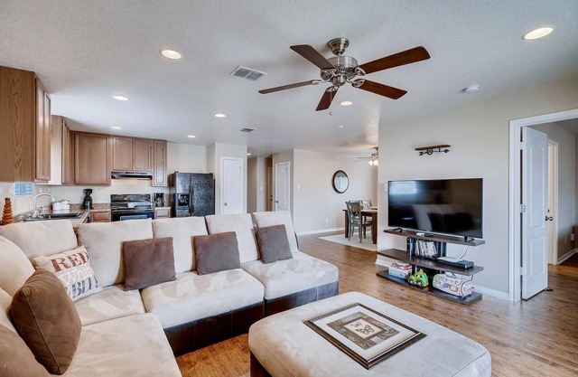 *OPEN*POOL/PARK-SEAWORLD/SIXFLAGS/Lackland/shopping *EXTREMELY CLEAN*