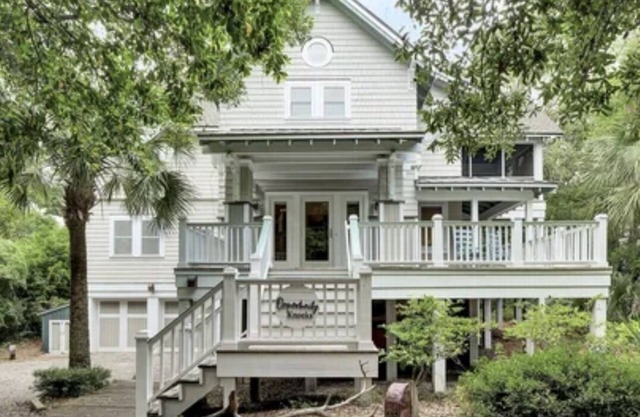 Opportunity Knocks! Close to Marina, Ferry, and Lighthouse.