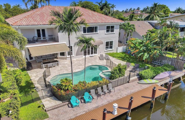 ~Opulence On The Bay - w/Pool/Hot Tub- Near Beach
