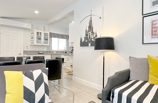 Orange County home with backyard, sleep 10, minutes away from theme parks