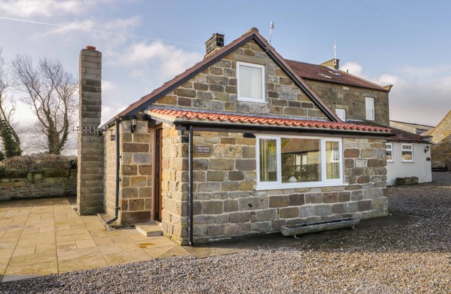 ORCHARD COTTAGE, family friendly, with a garden in Robin Hood’s Bay