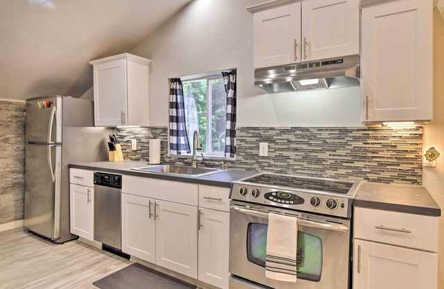 Oregon City Abode ~ 23 Mi to Dtwn Portland!