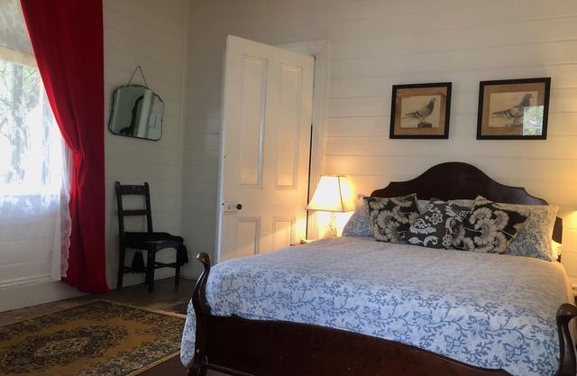 Original 1895 cottage, magnificent uninterrupted views of valley.