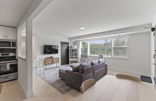 Original 2BR Condo in Alexandria. Discover the Comfortable