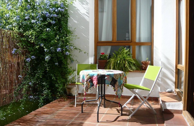 Original and comfortable ground floor appartment with Patio