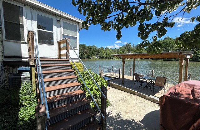 Osceola Lake Bungalow ~ 2 miles to Downtown Hendersonville - Free paddle gear