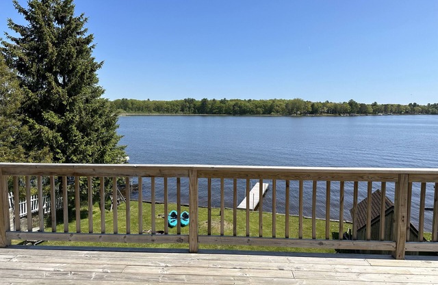 Oscoda Lake House : waterfront, 4 beds