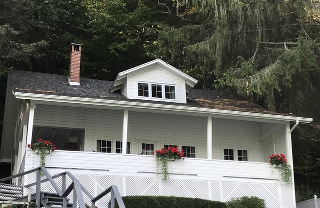 Otsego Lakefront Cottage - Sleeps 6
