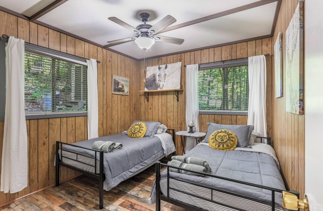 "Our Cute Cabin" - AC/heating, Sauna, cold plunge, High speed internet & firepit