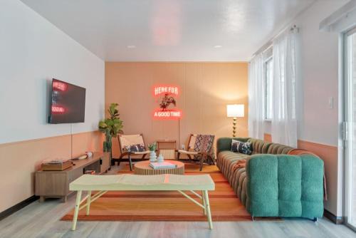 Our West Nest, Charming 3 BR-5 Bed - Backyard - Olde Town Arvada