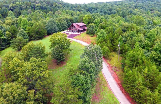 Outback Lodge - Luxuriously Rustic and Secluded Cabin Rental with Gorgeous Fire