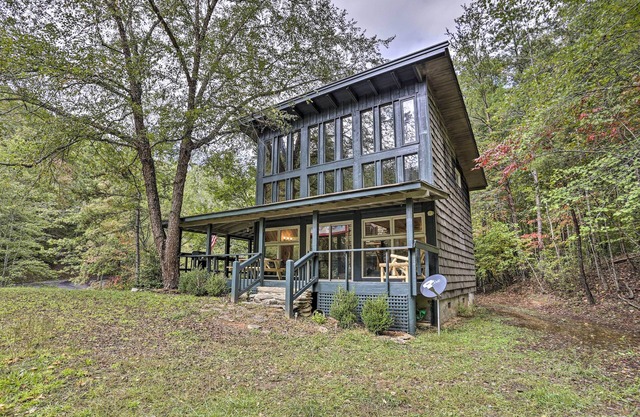 Outdoor Dining & Fire Pit: Mineral Bluff Getaway!