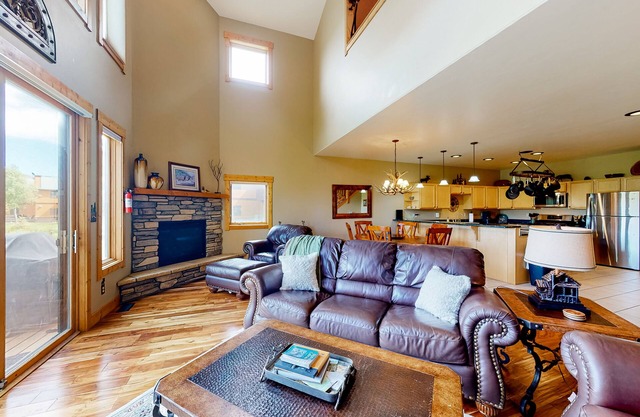 Outdoor lover's retreat with fireplace, scenic deck, grill, & W/D - near skiing