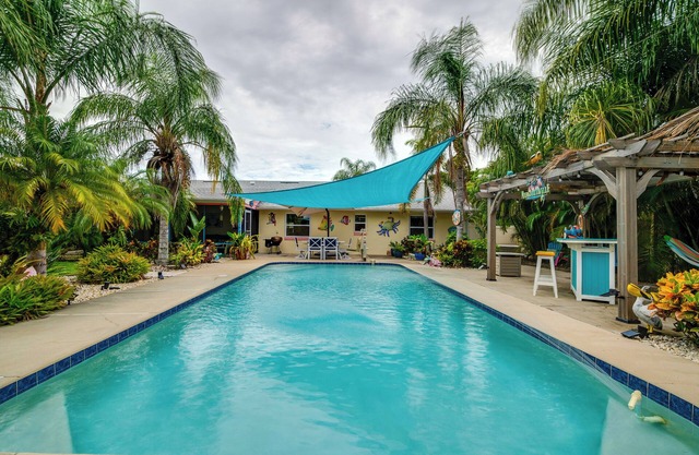 Outdoor Oasis w/Bar & Lanai: Tavares Escape