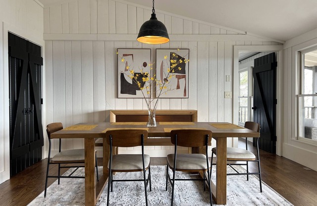 Outland Skyhaus - CHIC Luxury Vacation Home 3 Mins from Town!