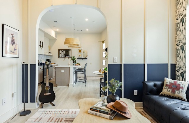 Outrider 103 by AvantStay | Close to Broadway | Private Balcony