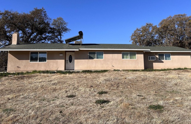 Outskirts of Sierra Foothills, 30 minutes from Sequoia National Forest!