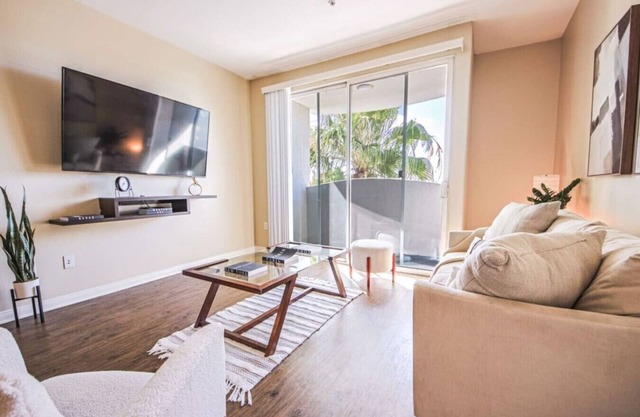 Outstanding 2BDR near Venice Beach - Free Parking!