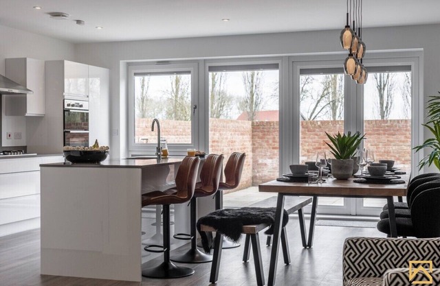 Outstanding 5 Bedroom Townhouse, Canal Views