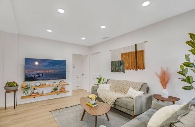 Outstanding Relaxing Quiet Vacation House with spacious Backyard - Azusa City
