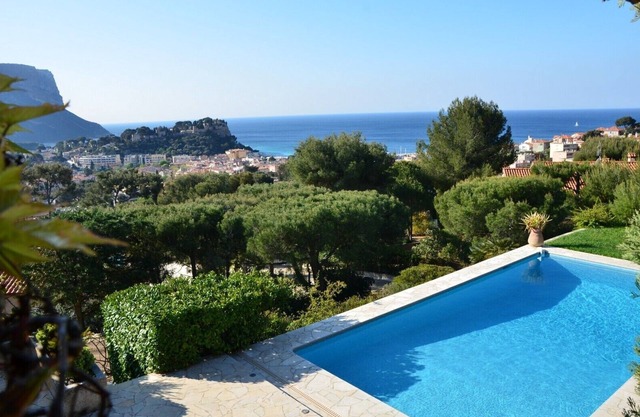 Outstanding rental property with pool for 8 persons i cassis france