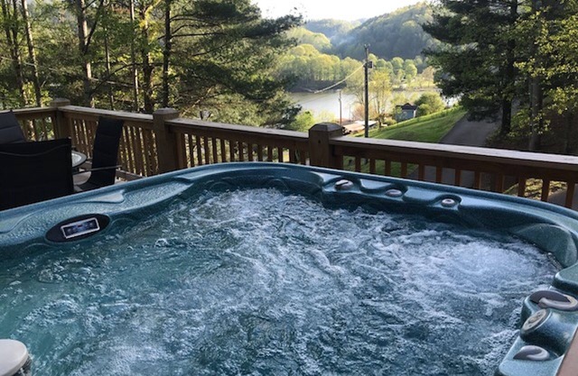Overlook Watauga Lake, log cabin- BOAT DOCK, HOT TUB & FIRE PIT