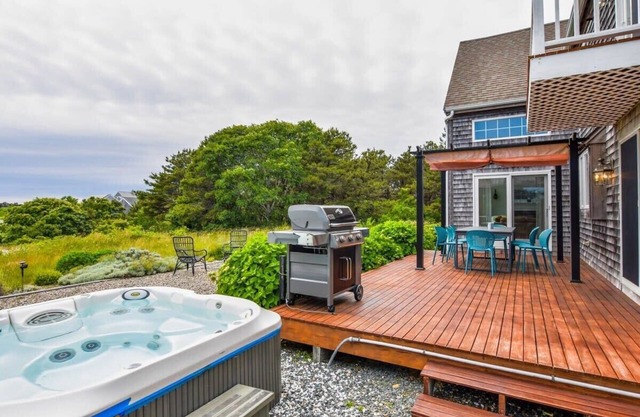 Overlooking Corn Hill w/Hot Tub!
