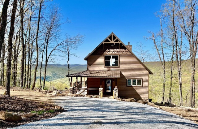 Owl's Nest Cabin-A Newly-Built Luxury Cabin with an Incredible View!