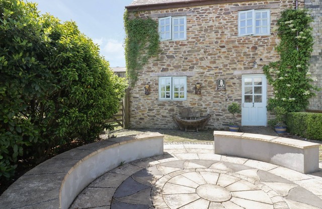 OWLS ROOST, pet friendly, with hot tub in Gorran Haven