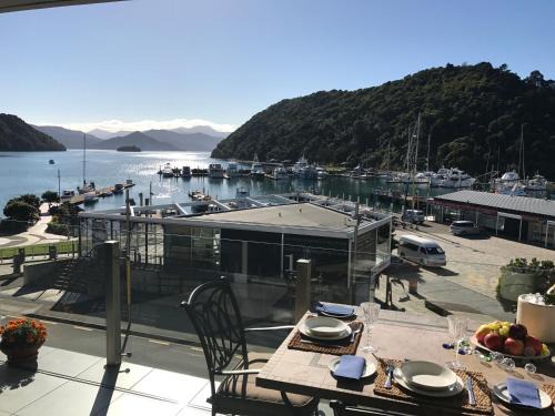 Oxley's Waterfront Apartment