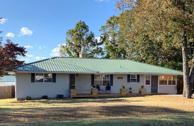 Ozark Guesthouse on Bull Shoals Lake with access to boat dock/swim platform