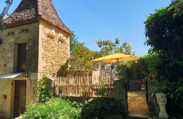 Périgord Noir. The Whispering Garden. Gîte le Pigeonnier