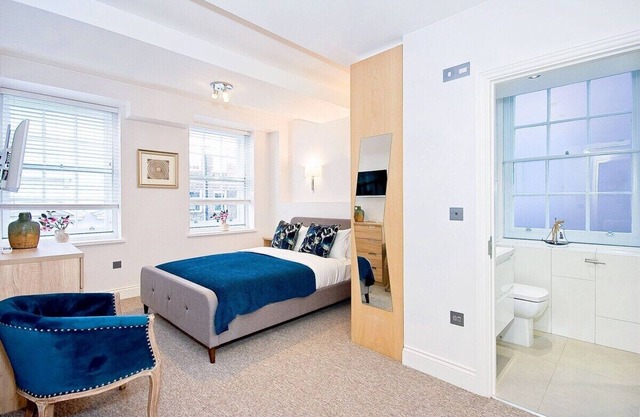P5E Large bedroom with shower wifi desk air con