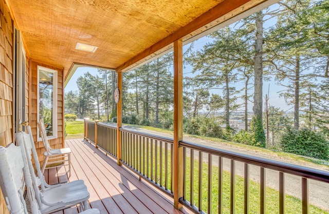 Pacific City Haystack Rock, Ocean Views, Multiple Decks, Queen Suite, Quiet!