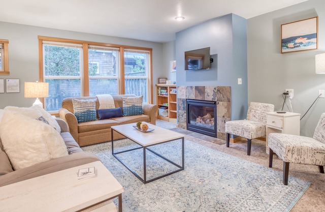 Pacific City Splendor in this Sunny Contemporary with King Master Suite!