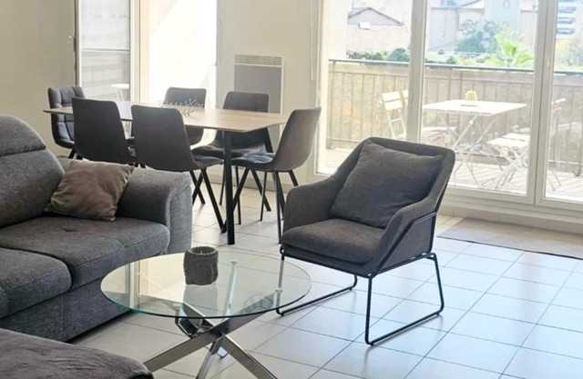 Palais Omnisport large apt with terrace