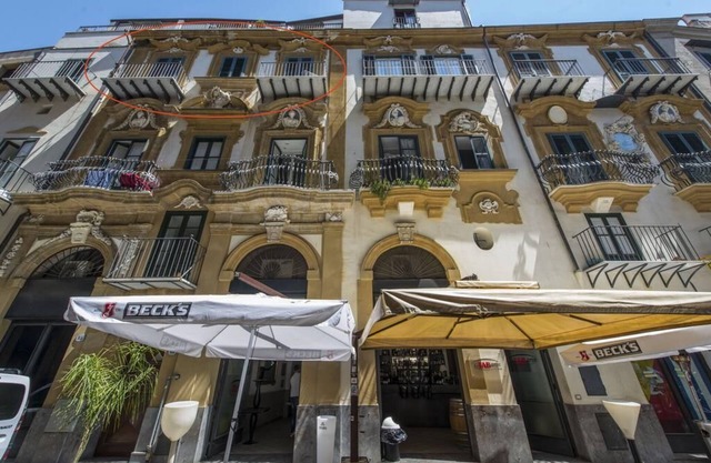 PALAZZO CAMMARATA (Building end of the eighteenth century) Three-room apartment with large living room