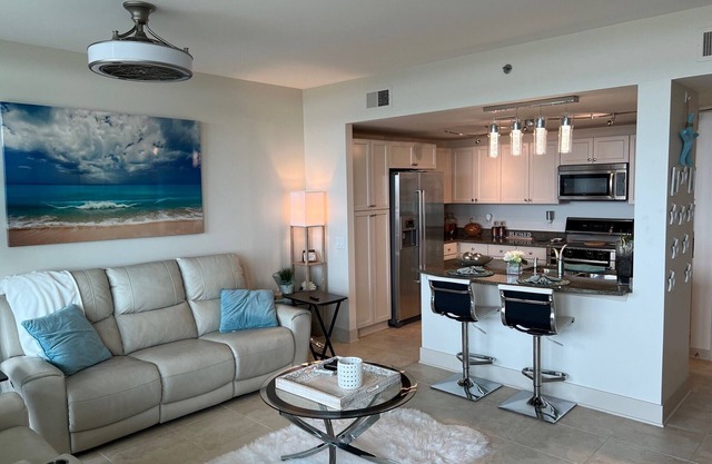 Palisades Palms 11th Floor Upscale 2 Bedroom Unit with Bay Views