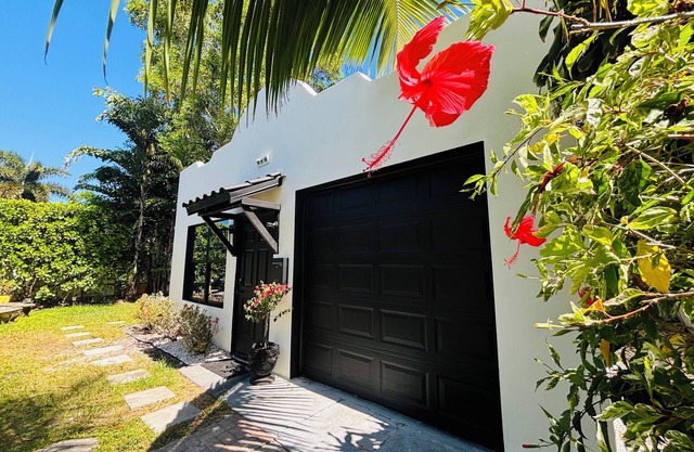 Palm beach cottage in zen tropical setting near beach & shops.