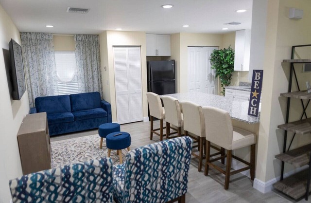 Palm Beach Cottage near downtown, beaches, & malls