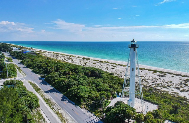 "Palm Bliss" 3 bed 2 bath stylish and cozy