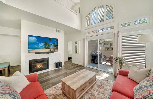 Palm Court - POOL! Fireplace! 10 Minutes to Beach! Come Explore Laguna Niguel!