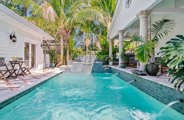 Palm House - Pool, Hot Tub, Mins to DT + Beach
