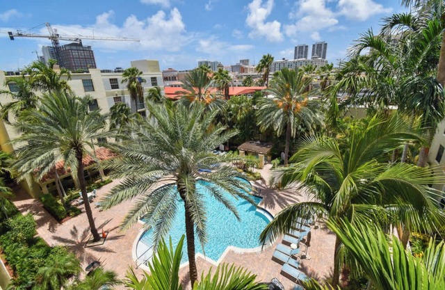 Palm Penthouse - Bright Designer Penthouse in the Heart of CityPlace