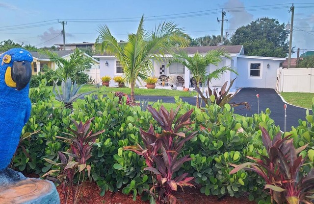 Palm Springs 3-Bedroom 2-Bath 5 Miles to the Beach